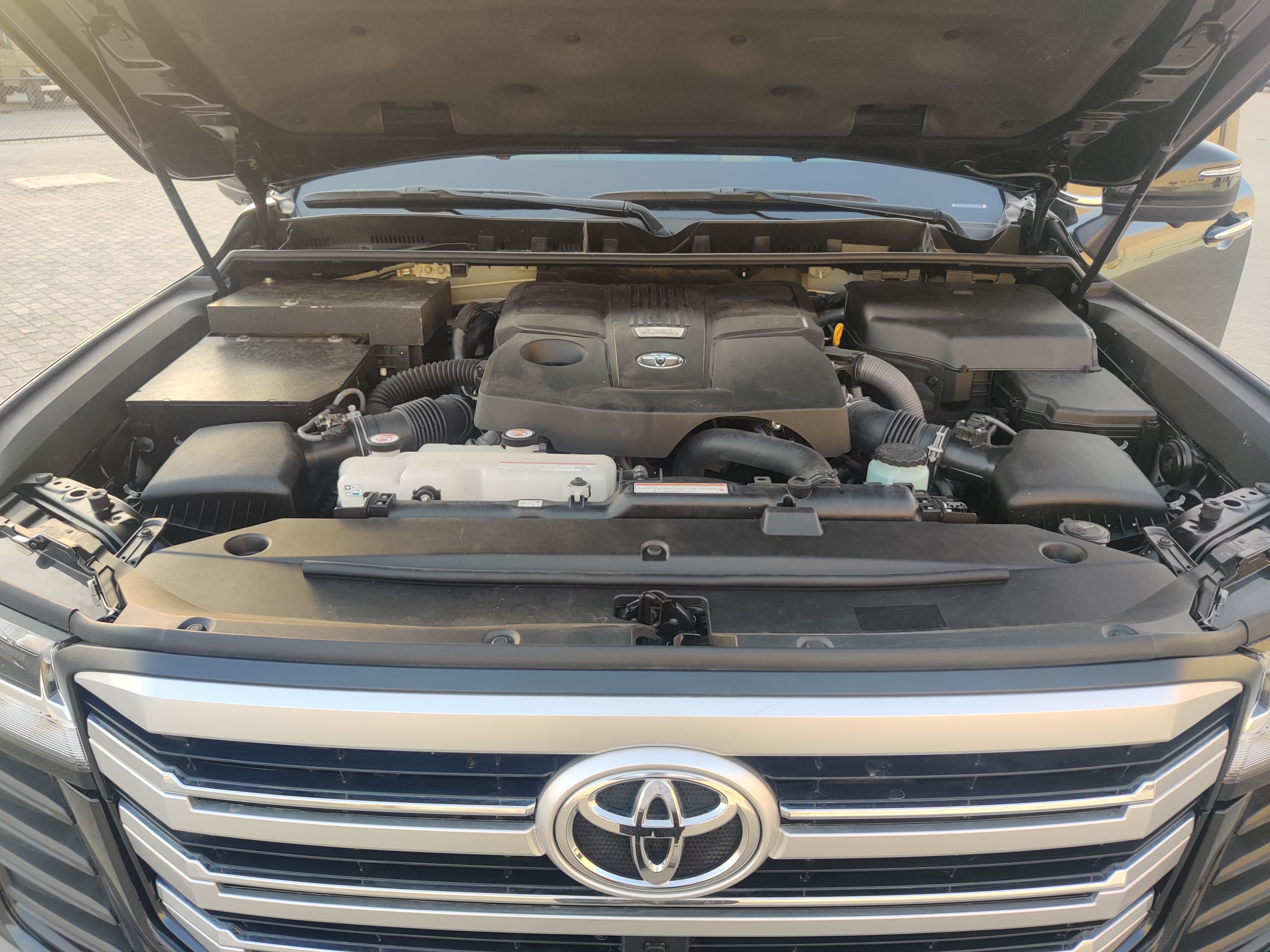 TOYOTA LAND CRUISER 300 (BR6 / BR7 Armored)